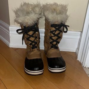 Women sorel winter boots. Size 4 kids but fits a U.S. women size 6.